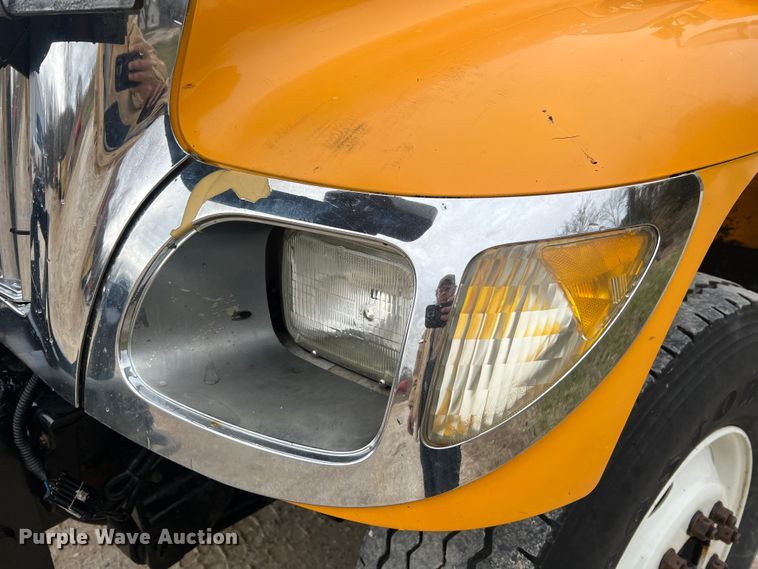 image for item JU9765 2006 International 7400  dump truck