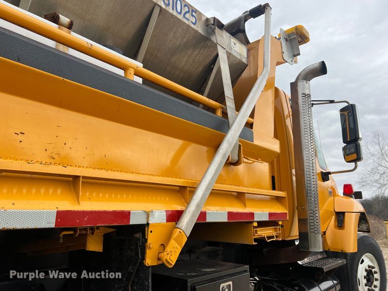 image for item JU9765 2006 International 7400  dump truck