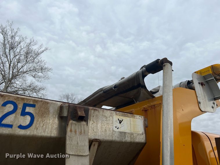 image for item JU9765 2006 International 7400  dump truck