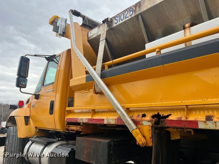 image for item JU9765 2006 International 7400  dump truck