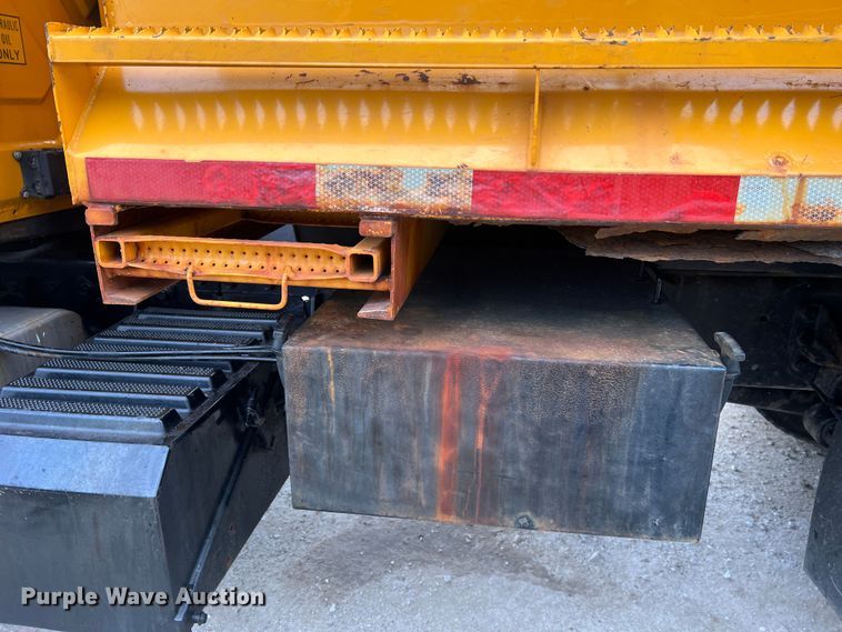 image for item JU9765 2006 International 7400  dump truck