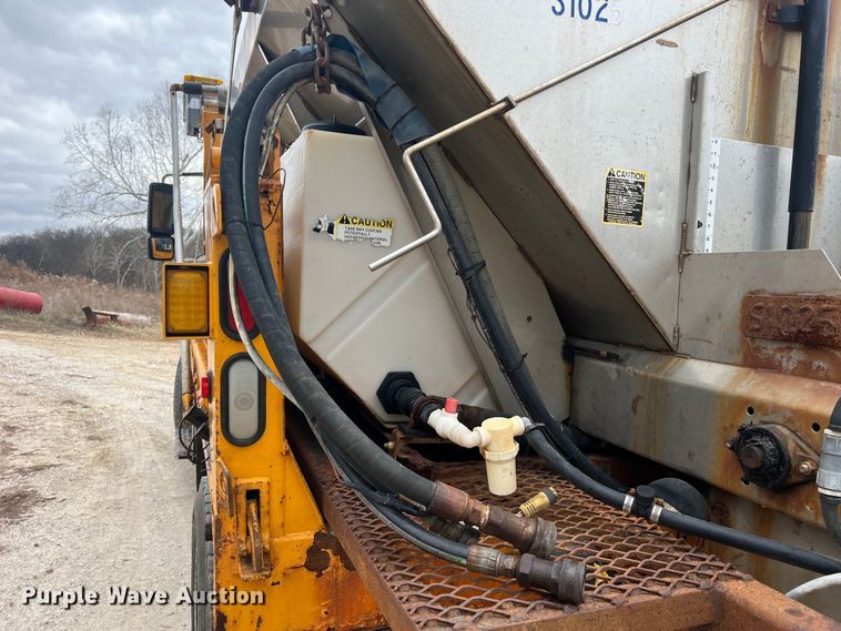 image for item JU9765 2006 International 7400  dump truck