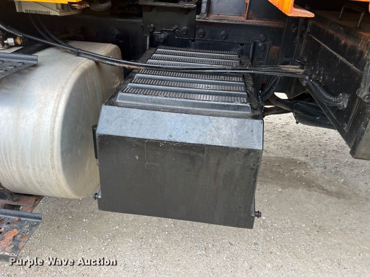 image for item JU9765 2006 International 7400  dump truck