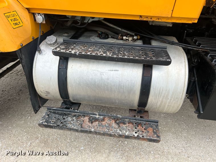 image for item JU9765 2006 International 7400  dump truck