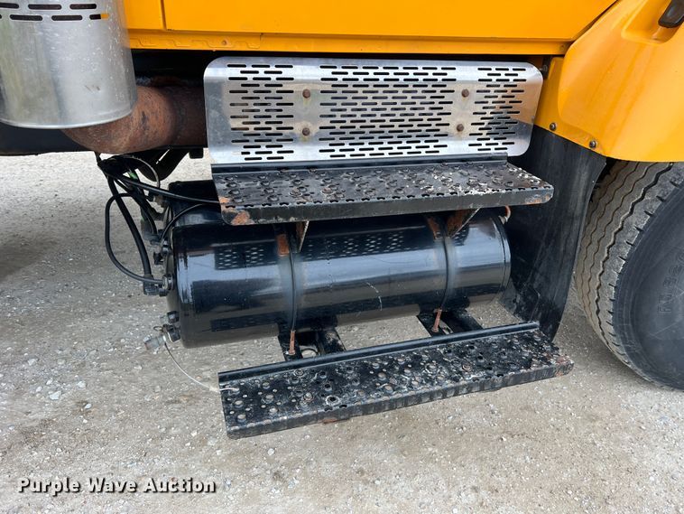 image for item JU9765 2006 International 7400  dump truck