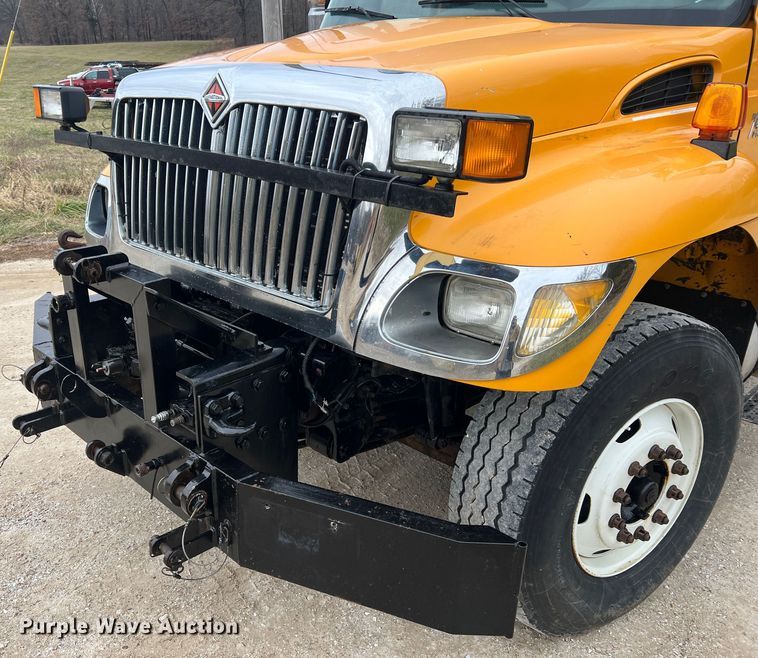 image for item JU9765 2006 International 7400  dump truck