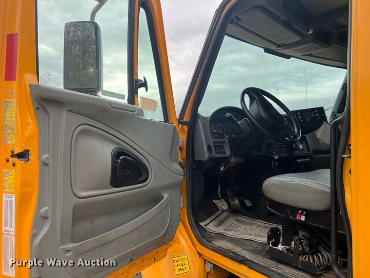 image for item JU9765 2006 International 7400  dump truck