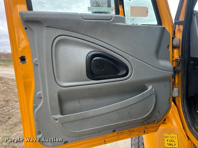 image for item JU9765 2006 International 7400  dump truck