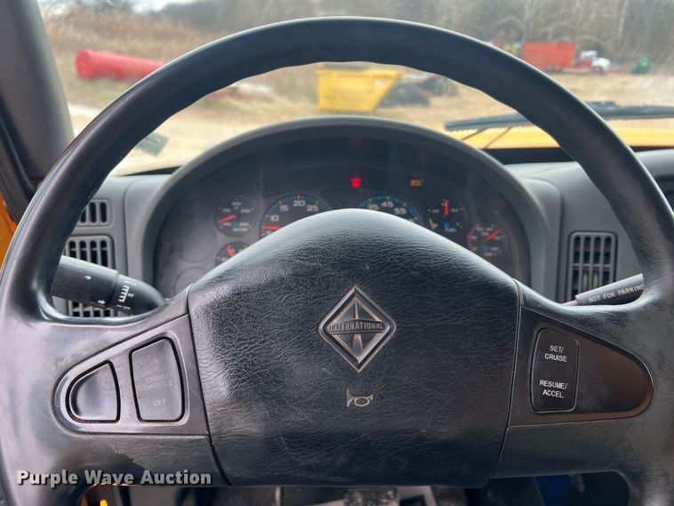 image for item JU9765 2006 International 7400  dump truck