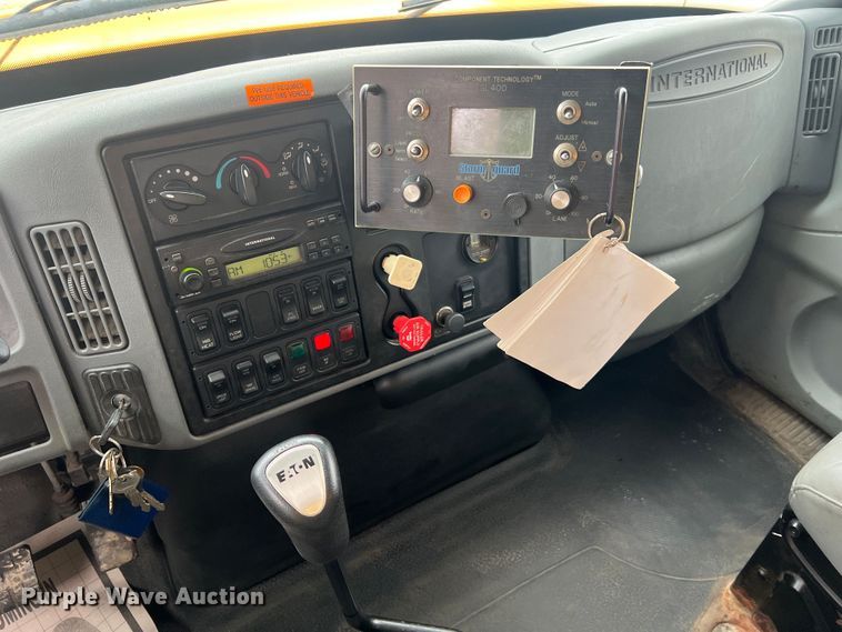 image for item JU9765 2006 International 7400  dump truck