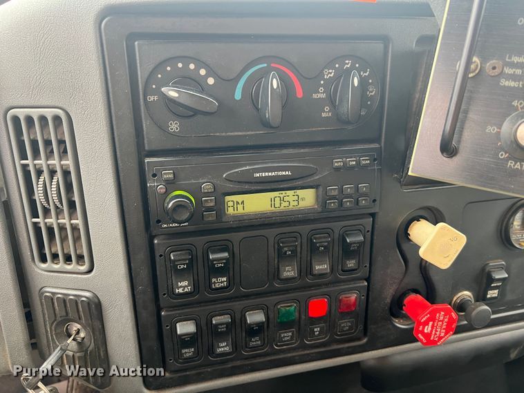 image for item JU9765 2006 International 7400  dump truck