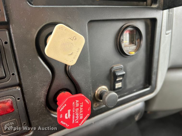 image for item JU9765 2006 International 7400  dump truck