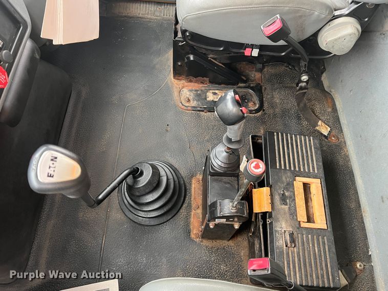 image for item JU9765 2006 International 7400  dump truck