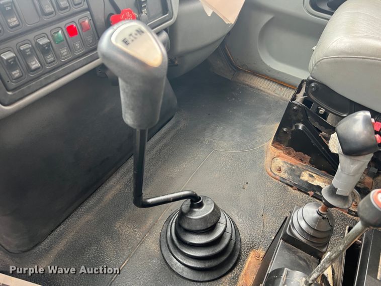 image for item JU9765 2006 International 7400  dump truck