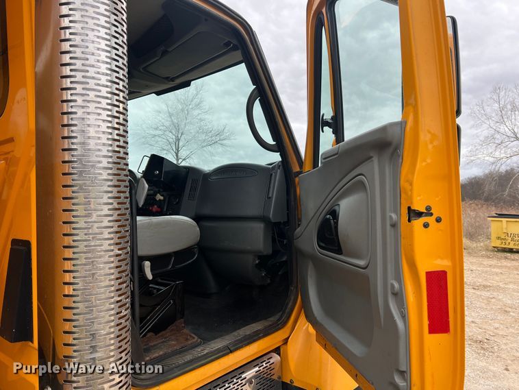 image for item JU9765 2006 International 7400  dump truck