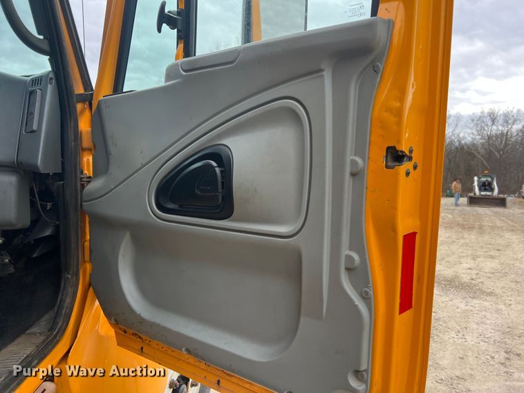 image for item JU9765 2006 International 7400  dump truck