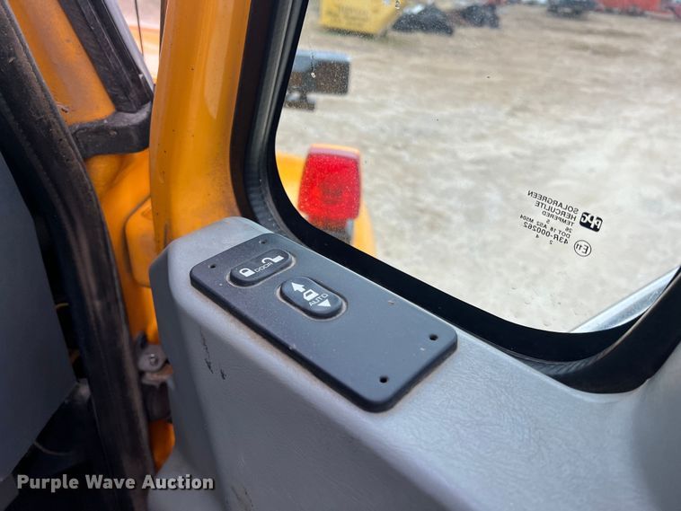 image for item JU9765 2006 International 7400  dump truck