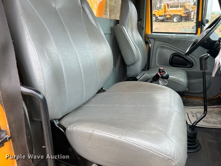 image for item JU9765 2006 International 7400  dump truck