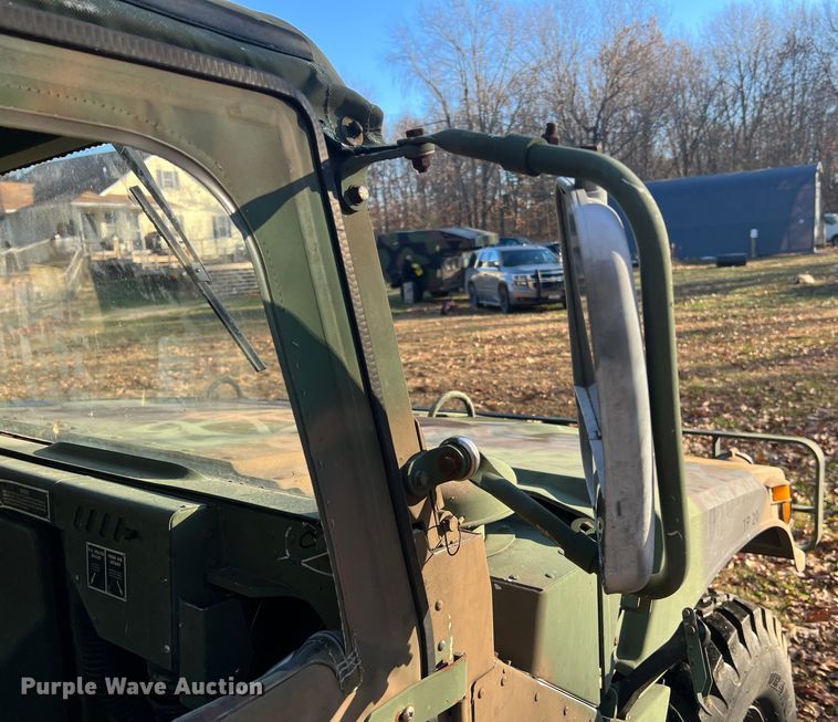 image for item JU9798 Am General M998 HMMWV  SUV