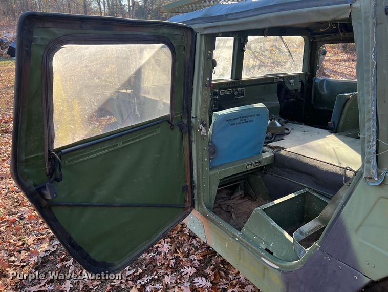 image for item JU9798 Am General M998 HMMWV  SUV