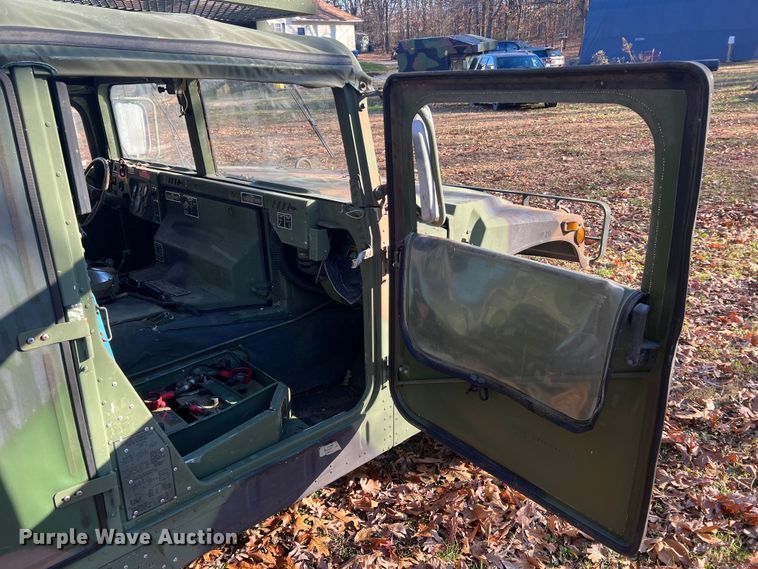 image for item JU9798 Am General M998 HMMWV  SUV