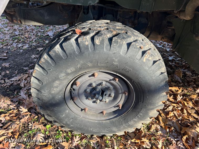 image for item JU9798 Am General M998 HMMWV  SUV