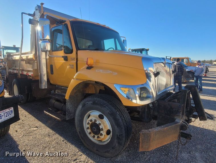 image for item JU9804 2005 International 7400  dump truck