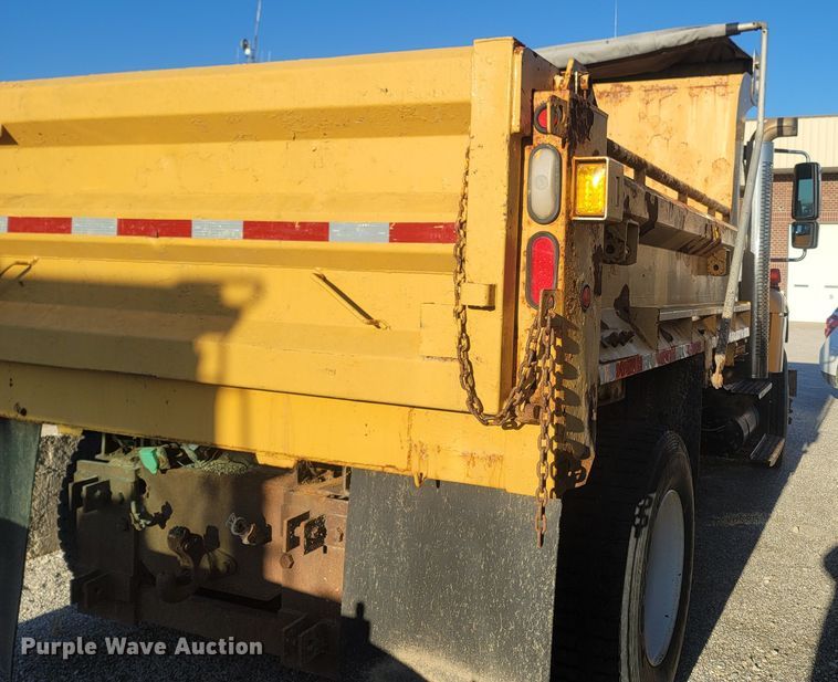 image for item JU9804 2005 International 7400  dump truck