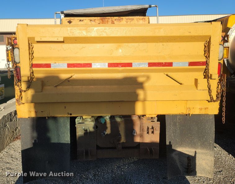 image for item JU9804 2005 International 7400  dump truck