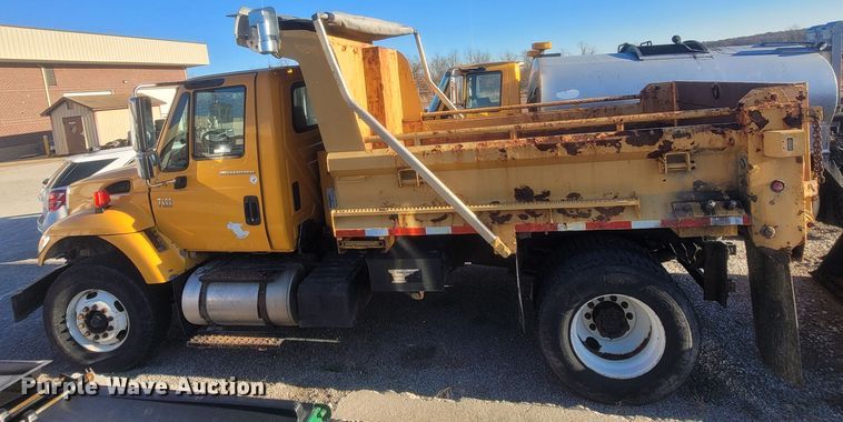 image for item JU9804 2005 International 7400  dump truck