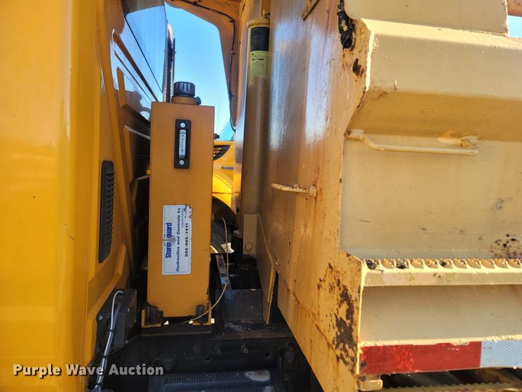 image for item JU9804 2005 International 7400  dump truck