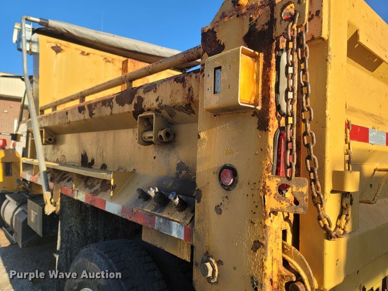 image for item JU9804 2005 International 7400  dump truck