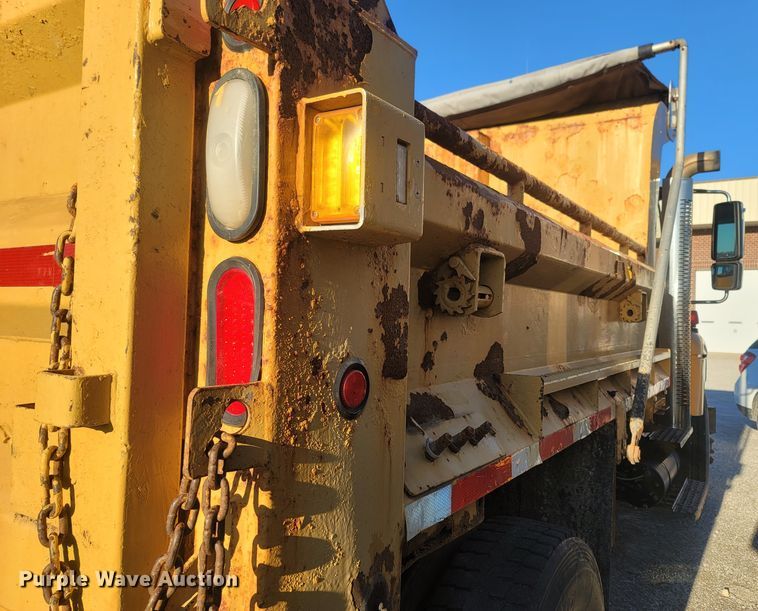 image for item JU9804 2005 International 7400  dump truck