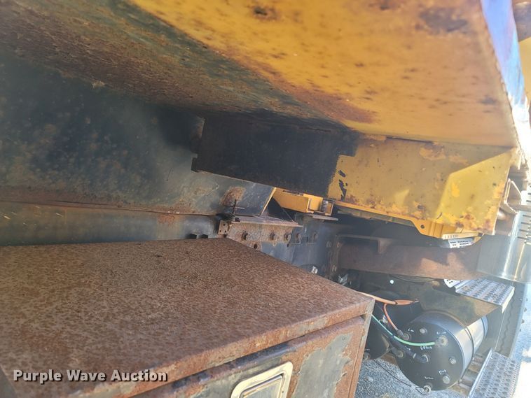 image for item JU9804 2005 International 7400  dump truck