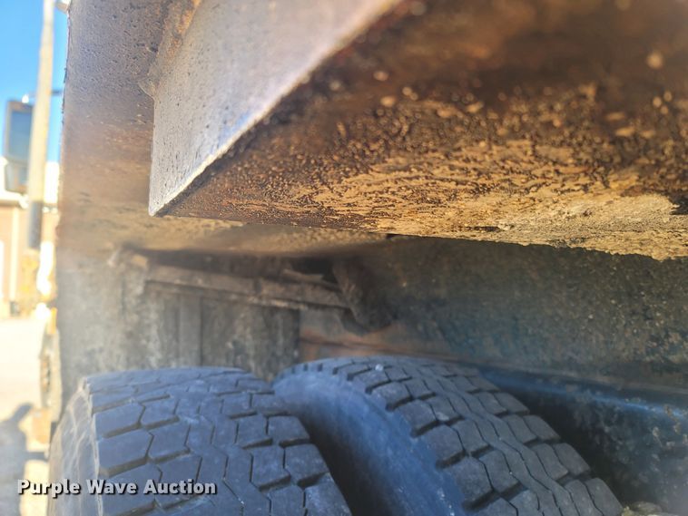 image for item JU9804 2005 International 7400  dump truck