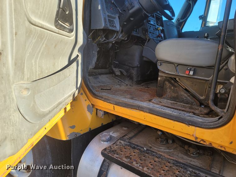 image for item JU9804 2005 International 7400  dump truck