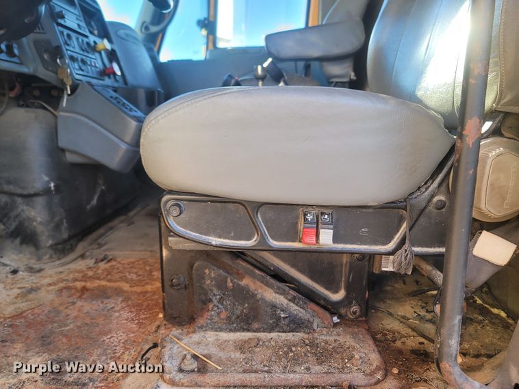 image for item JU9804 2005 International 7400  dump truck