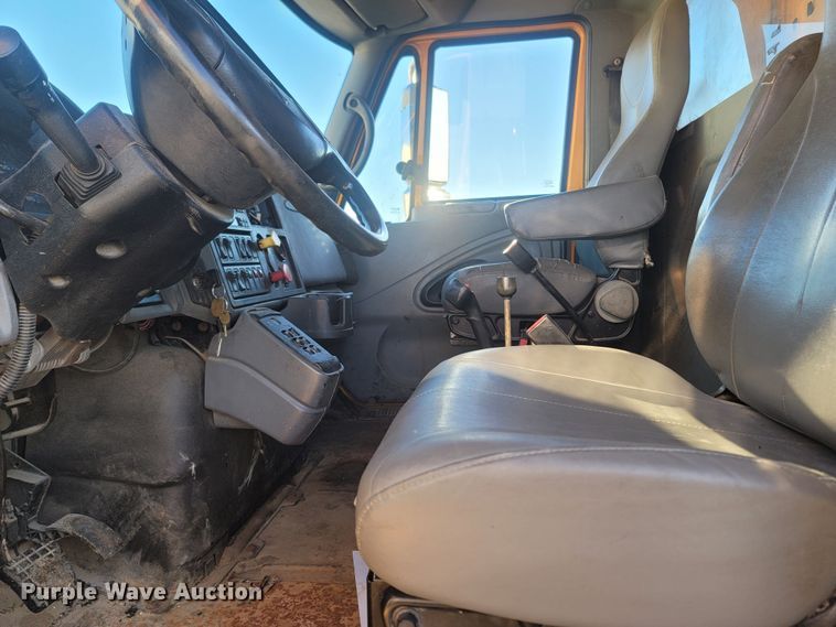 image for item JU9804 2005 International 7400  dump truck