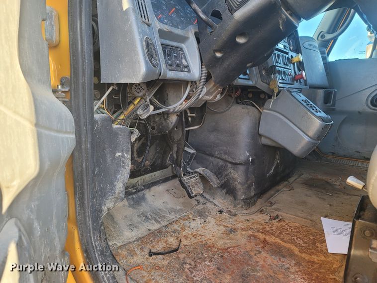 image for item JU9804 2005 International 7400  dump truck