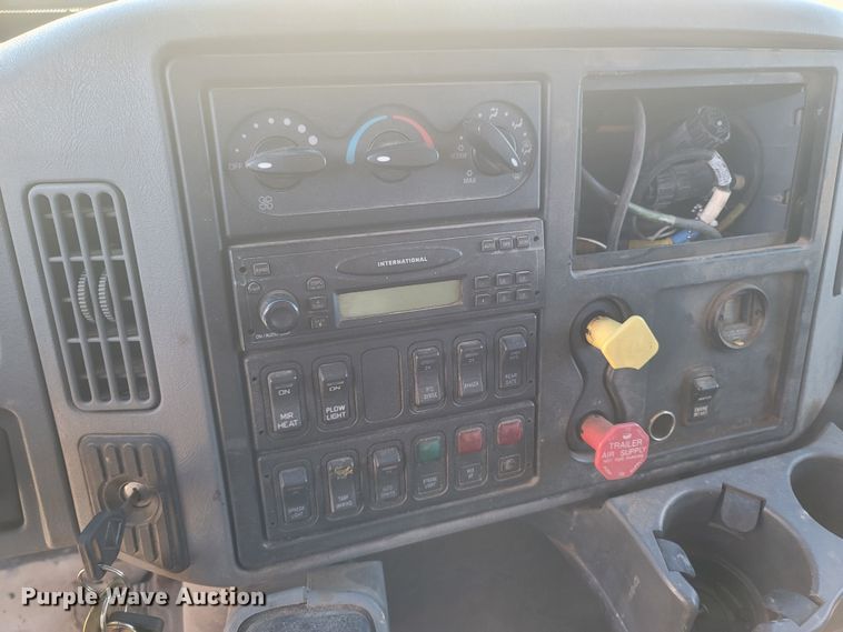 image for item JU9804 2005 International 7400  dump truck