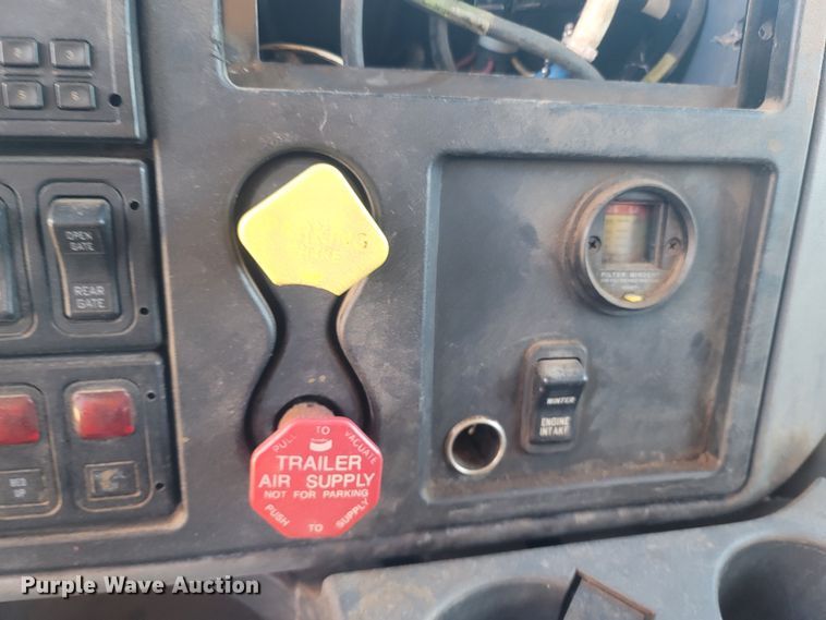 image for item JU9804 2005 International 7400  dump truck