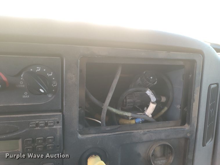 image for item JU9804 2005 International 7400  dump truck