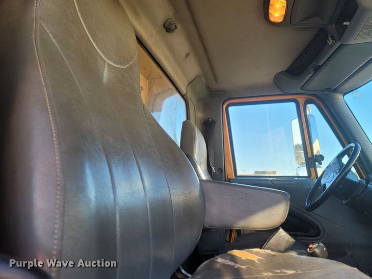 image for item JU9804 2005 International 7400  dump truck