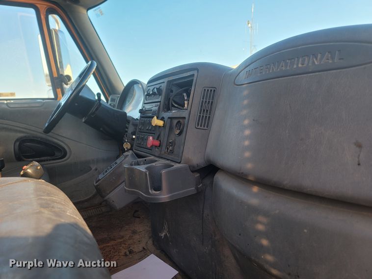 image for item JU9804 2005 International 7400  dump truck