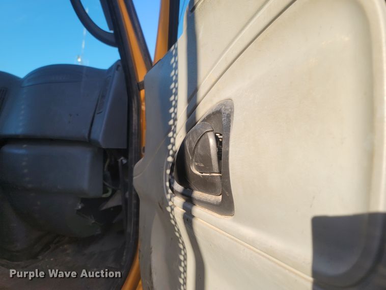 image for item JU9804 2005 International 7400  dump truck