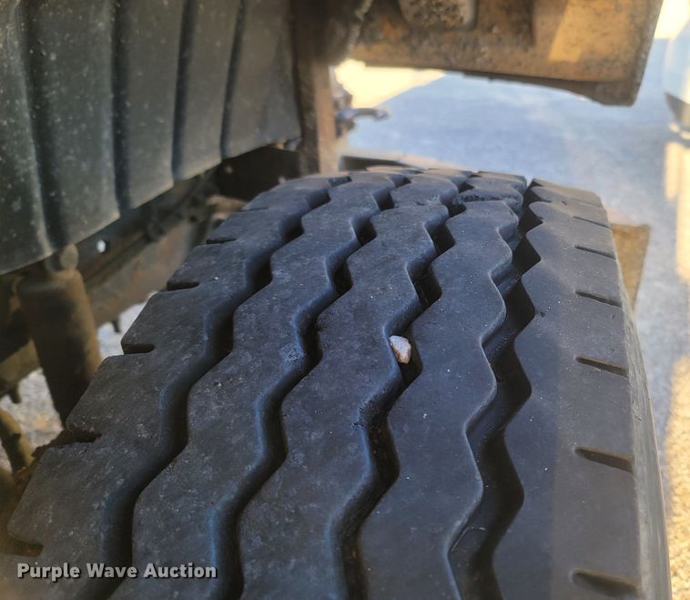 image for item JU9804 2005 International 7400  dump truck