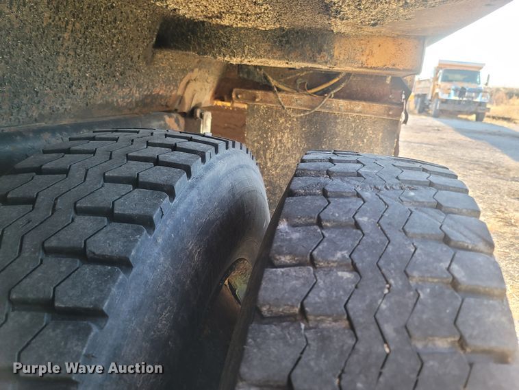 image for item JU9804 2005 International 7400  dump truck