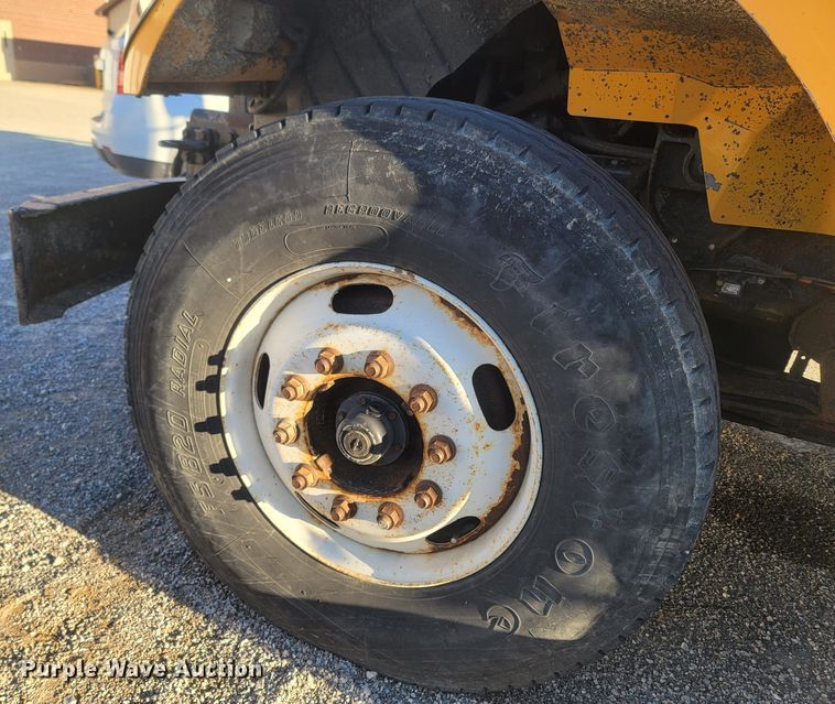 image for item JU9804 2005 International 7400  dump truck