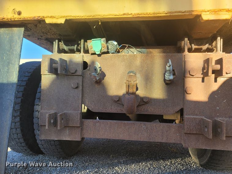 image for item JU9804 2005 International 7400  dump truck