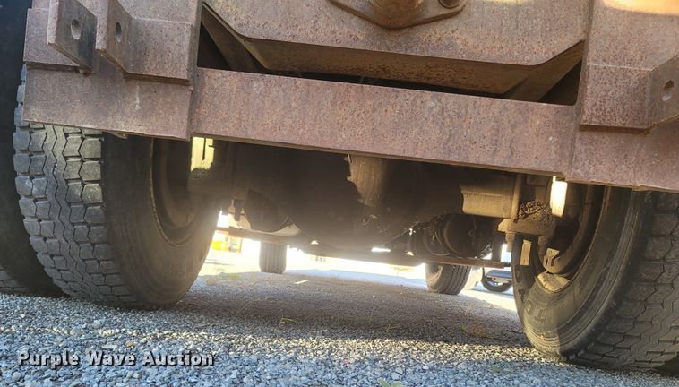 image for item JU9804 2005 International 7400  dump truck